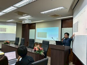 陳牧凡教授分享國際終戰和平紀念園區戰俘追思紀念石碑。(照片來源:輔諮碩)(另開新視窗/jpg檔)圖片