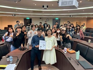 全體參與者感謝陳牧凡教授精彩的分享。(照片來源:輔諮碩)(另開新視窗/jpg檔)圖片
