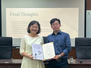 胡悅倫主任代表頒發感謝狀。(照片來源:輔諮碩)(另開新視窗/jpg檔)圖片