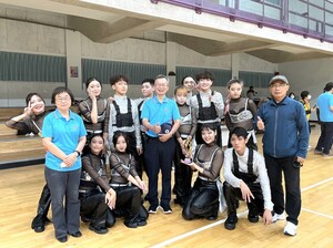 李蔡彥校長與蘇蘅系統副校長、體育室王清欉主任與表演賽奪冠的熱舞社合影。(另開新視窗/jpg檔)