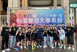 風雨中趕到中壢加油的熱情校友與女籃隊合影。(另開新視窗/jpg檔)