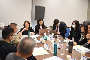 MBA主任彭朱如與各組學員交流分享（照片來源：企管系）(另開新視窗/jpg檔)