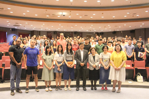 校長郭明政、國合長蘇蘅與108秋季國際學位新生合影留念(攝影:校訊記者吳季柔)