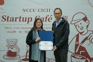 產創總中心林士淵營運長致贈感謝狀予 KALOS 創辦人暨執行長 Irene Au，表達誠摯謝意與肯定。（照片來源：產創總中心）(另開新視窗/jpg檔)圖片