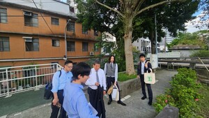 訪團造訪位於景美溪畔的木柵舊址石碑，向訪團介紹木柵在地的歷史變遷 。（照片來源：社創中心）(另開新視窗/jpg檔)圖片