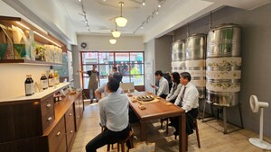 訪團聽取山芳良油二代老闆介紹傳統產業之轉型以及與政大合作之過程 。（照片來源：社創中心）(另開新視窗/jpg檔)圖片