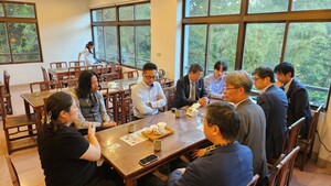 訪團於貓空體驗臺灣茶產業文化，並了解政大在文山茶產業上提供的資源 。（照片來源：社創中心）(另開新視窗/jpg檔)圖片