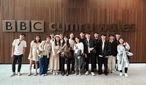 政大學生於英國廣播公司威爾斯(BBC Cymru Wales) 製播中心親身體驗新聞與節目製作流程，從錄影棚到播報模擬，完整感受國際媒體專業運作的全貌。（照片來源：職涯中心）(另開新視窗/jpg檔)圖片