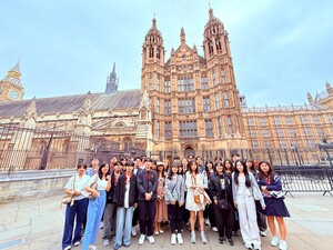 政大學生走訪英國國會，親身感受民主政治的氛圍，深化對國際政治與制度的理解。（照片來源：職涯中心）(另開新視窗/jpg檔)圖片