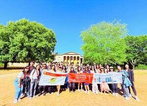 劍橋大學臺灣學生會為政大參訪團進行校園導覽，熱情分享研究所申請的時程規劃、準備方式與注意事項，協助同學們更清楚地規劃未來留學及職涯路徑。（照片來源：職涯中心）(另開新視窗/jpg檔)圖片