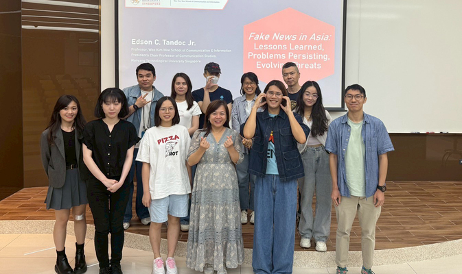 Professor Edson C. Tandoc Jr. (second from the right in the front row) with the Director of the GCIT, Trisha Lin (center in the front row), and the students in attendance. (Source: GCIT)