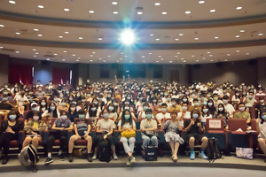 兩位學長姐勉新生能充實度過大學生活(攝影:校訊記者姜期儒)(另開新視窗/jpg檔)圖片