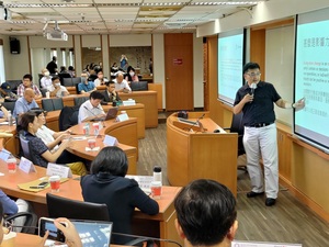 現場來賓專注聆聽中央大學教授沈建文講述「什麼是影響力」。（照片來源：公民社會暨地方治理研究中心）(另開新視窗/jpg檔)圖片