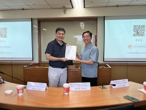 公民社會暨地方治理研究中心江明修特聘教授（右）致贈感謝狀。（照片來源：公民社會暨地方治理研究中心）(另開新視窗/jpg檔)圖片