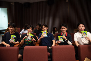 IC gifted Taiwanese snack “Kuai Kuai” to help international students experience the warmth of Taiwanese hospitality.(Photo by OIC)(Open new window/jpg file)Image