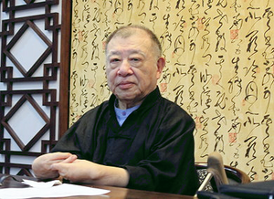 許倬雲教授為臺灣大學文科研究所史學部（今臺大歷史學研究所前身）碩士、美國芝加哥大學東方研究所人文科學博士，是國內與國際知名歷史學家、中央研究院院士。（照片來源：政大人文中心）(另開新視窗/png檔)圖片