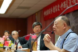 許倬雲教授專研周秦漢的個別專題，具有獨到見解，達到「史識」的層次，構成融會貫通的大歷史解釋。（照片來源：政大人文中心）(另開新視窗/jpg檔)圖片