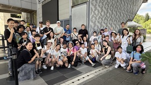 American Huayu BEST scholarship recipients with Shenkeng Elementary students and their parents at Taipei Zoo. (Photo source: Chinese Language Center)(Open new window/jpg file)Image