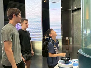 American students and a Taiwanese elementary school student explored an interactive marine science exhibition together. (Photo source: Chinese Language Center)(Open new window/jpg file)Image