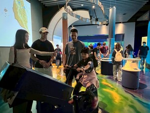 With support from a Taiwanese study buddy, American students interacted with local students through interactive marine exhibitions. (Photo source: Chinese Language Center)(Open new window/jpg file)Image