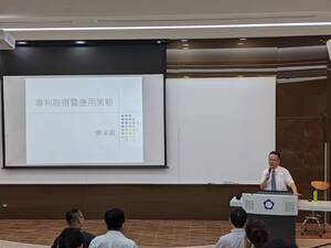經濟部智慧財產局局長廖承威主講「專利取得暨運用策略」。（照片來源：產創總中心）(另開新視窗/jpg檔)圖片