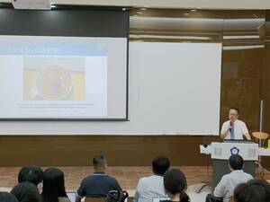 廖局長以茶包設計說明設計獨特能讓同樣的產品售價提高數倍，凸顯專利帶來的商業優勢。(另開新視窗/jpg檔)圖片