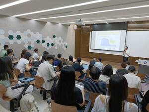 現場師生積極提問討論檢索、文件撰寫與授權談判等實務問題，展現對智慧財產高度興趣與需求。（照片來源：產創總中心）(另開新視窗/jpg檔)圖片