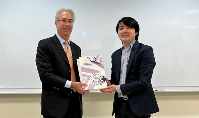 前排左起：國立政治大學傳播學院盧建誌博士、前國家通訊傳播委員會主委暨政大新聞所退休教授彭芸、美國雪城大學Roy Gutterman教授，與全體與會師生合影。(照片來源：傳播學院)