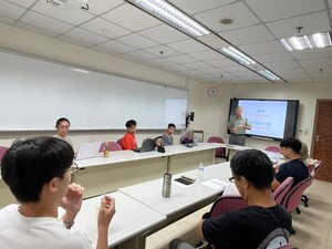 國發所學生謝俊彥提出「台語」或「閩南語」的疑問（照片來源：國發所）(另開新視窗/jpg檔)圖片
