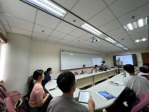華語教學中心學生銀江以越南語說明語言變化（照片來源：國發所）(另開新視窗/jpg檔)圖片
