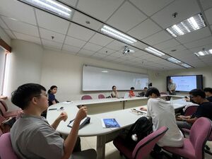國發所博士生梁維珉說明緬甸佤語式微的政治因素（照片來源：國發所）(另開新視窗/jpg檔)圖片