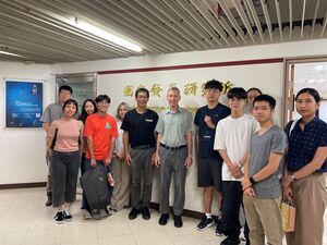 Kubler教授演講後與政大師生合影（照片來源：國發所）(另開新視窗/jpg檔)圖片