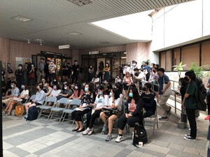 Lots of students stopped by and been fascinated by the concert.（Photo by CSS）(Open new window/jpg file)