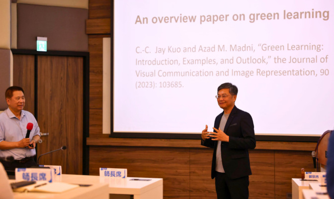 資訊學院院長劉吉軒(右)期待透過本次演講，能促進與南加大資訊工程領域以及郭宗杰教授(左)Green Learning發展跨領域的合作。
