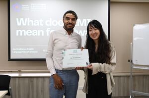 英語教學資源中心致贈講者Jye Smallwood 博士候選人（左）感謝狀。（照片來源：英語教學資源中心）(另開新視窗/jpg檔)圖片