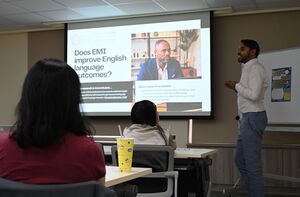 講者Jye Smallwood 博士候選人在講座中探討了一個關鍵問題：「EMI 是否能提升英語學習成效？」。（照片來源：英語教學資源中心）(另開新視窗/jpg檔)圖片