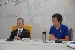 社責辦執行長徐士勛研發長(右一)為本次交流會暨頒獎典禮開場。研發長表示,這是政大首次以獎勵制度鼓勵USR課程學生延伸學習成果,走入社會現場進行「蹲點」與行動實踐。(照片來源:社責辦)(另開新視窗/jpg檔)圖片