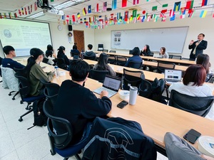 鄭執行長向同學們解釋新伊拉斯莫斯計畫的內容，包含修課時長與獎學金的金額。(照片來源：國際事務學院)(另開新視窗/jpg檔)圖片