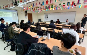 參與同學踴躍提問，鄭執行長也仔細回覆，期盼解開同學們對赴歐留學的種種疑問。(照片來源：國際事務學院)(另開新視窗/jpg檔)圖片