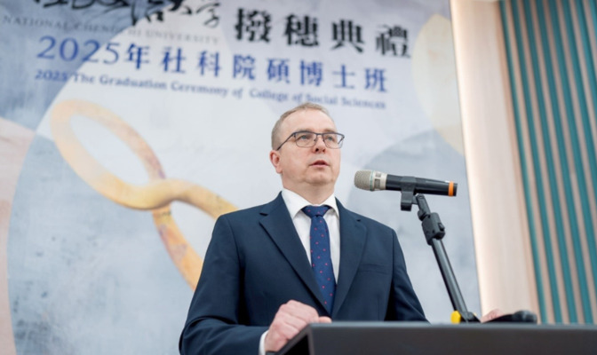 典禮特別邀請波蘭外交部危機處理中心的資深外交官，也是IMAS畢業生家長，Grzegorz Mazek先生致詞。(照片來源：社科院)
