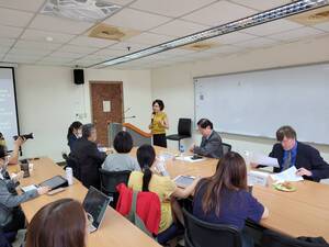 Professor Huang offering comments and launching questions after the speech.（Photo by IMPIS）(Open new window/jpg file)