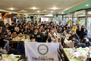 行管碩於1月15日首次舉行學程日活動，於談天園茶坊合影。（照片來源：行政管理碩士學程）