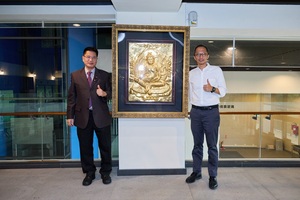 捐贈人陳俊吉校友與產創總中心營運長林士淵共同揭幕,現場嘉賓熱烈掌聲響起,兩尊金銅唐卡金光閃耀、莊嚴典雅,象徵智慧與富足的能量融於校園氛圍之中。(照片來源:產創總中心)(另開新視窗/jpg檔)圖片