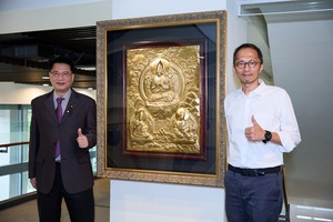 捐贈人陳俊吉校友與產創總中心營運長林士淵共同揭幕,現場嘉賓熱烈掌聲響起,兩尊金銅唐卡金光閃耀、莊嚴典雅,象徵智慧與富足的能量融於校園氛圍之中。(照片來源:產創總中心)(另開新視窗/jpg檔)圖片
