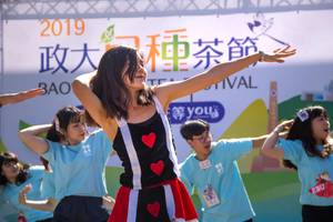 教育系同學變裝成愛麗絲夢遊仙境角色，舞力全開。（照片來源：校訊記者劉文琳）(另開新視窗/jpg檔)圖片