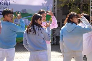 韓文系以當紅流行韓國歌曲拉近與高中生間的距離。（照片來源：校訊記者劉文琳）(另開新視窗/jpg檔)圖片