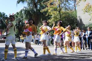 廣告系展現青春活力的姿態，帶來一連串可愛的舞蹈 。（照片來源：校訊記者周佩怡）(另開新視窗/jpg檔)圖片