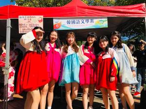身穿改良韓國傳統服飾的韓文系表演同學成為全場焦點。（照片來源：教務處）(另開新視窗/jpg檔)圖片