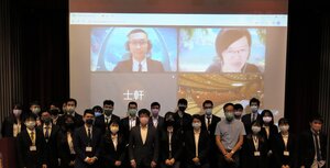 第二場研討會線上報告人本校副教授黃士軒(上左)、與談人成功大學教授李佳玟(上右)與現場與會來賓合影(照片來源:法學院)(另開新視窗/jpg檔)