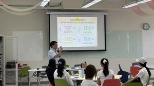 王榮春職涯教育長帶領新生操作「 UCAN 專業職能測驗」與「 AI 求職工具」。（照片來源：學務處）(另開新視窗/jpg檔)圖片